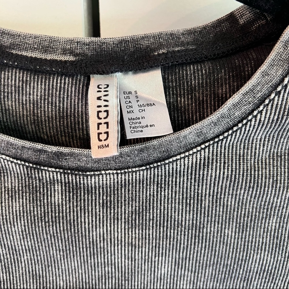 H&M | Raging Ribbed Arm Cut Out Crop Top - Picture 3 of 4